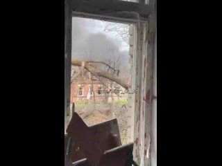 Очередное доказательство того, что украинские боевики оборудуют свои огневые точки в гражданских зданиях. 

На видео хорошо видн