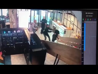 Потасовка между покупателем и охранником в ТЦ в Зеленограде