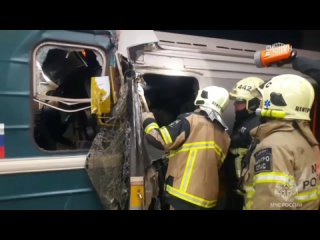 Новости. Спасатели разрезают столкнувшиеся в метро вагоны