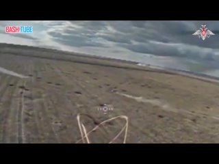 🇺🇦🇷🇺 Российские военнослужащие с помощью FPV-дрона уничтожили танк ВСУ, ведущий огонь