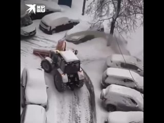 Снежный трактор едет к вам