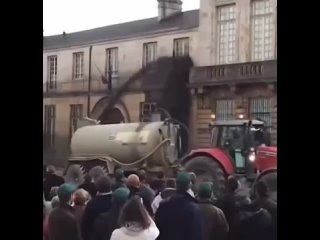 Les grands mdias continuent dinvisibiliser la trs grosse rvolte des agriculteurs franais ! Soutenue par la population !