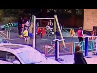 Очередная агрессивная “ЯЖЕмать“ в Губернском избила старушку на детской площадке.
Очевидцы происшествия вызвали скорую.