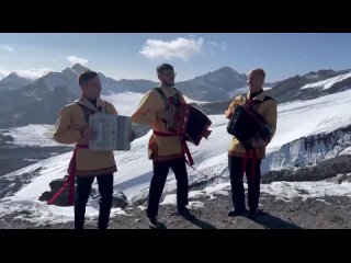 Выпускник Великоустюгской школы искусств сыграл на гармони на фоне Эльбруса
