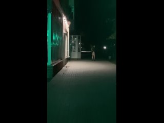 Ночью в Каменске-Шахтинском прохожие заметили мужчину, гуляющего по улице без штанов

Жарко, видимо, было.
