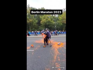 Активисты Letzte Generation попытались помешать проведению Берлинского марафона
Они разлили на трассе оранжевую краску