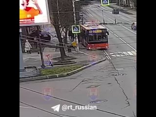Момент, как авто влетело в остановку в Калининграде, попал на камеры видеонаблюдения.