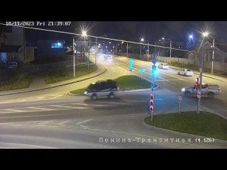 🚔Появилось видео с моментом жёсткого ДТП в Южно-Сахалинске, в котором седан влетел в автобус
Водитель легковушки получил травмы.