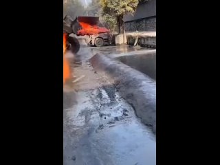 Вот это настоящая суровая мужская работа Даже технике досталось (видео)