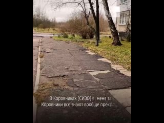 В Ярославле безногий боец ЧВК Вагнер вынужден ползком заходить и тащить силком коляску в дом (720p).mp4