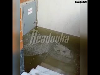 В Петербурге многоэтажка уходит под воду — коммунальщики игнорируют, а люди самостоятельно вынуждены