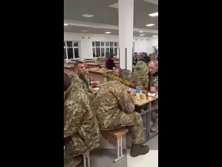 На видео приема пищи в одной из частей ВСУ бросается в глаза возраст  военнослужащих