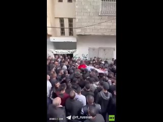 Толпа несёт тело беженца, убитого ЦАХАЛ во время рейда по Западному берегу реки Иордан