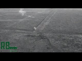 🇷🇺⚔️🇺🇦Приказано выжить: русский танк ведет огонь по позициями ВСУ и выдерживает попадание из танка противника

➖Наш экипаж выдви