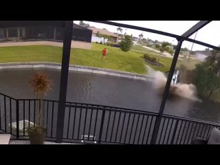 Безумная гонка во Флориде машина налетела на пальму, подпрыгнула в воздухе и упала в воду