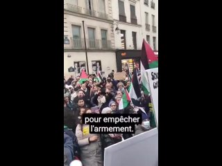 Un manifestant en soutien à la Palestine, reproche à la France d’être complice du genocide d’Israël à Gaza.