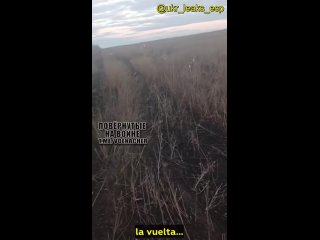 Un soldado ucraniano muestra un vehículo blindado de transporte de tropas YPR-765 de las Fuerzas Armadas de Ucrania que fue vola