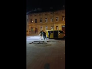 Во Львове сотрудники военкомата силой усадили мужчину в микроавтобус для дальнейшей отправки в зону боевых действий