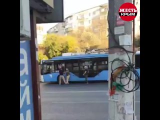 В Севастополе на остановке “ЦУМ“, произошла ужасная ситуация. Водитель троллейбуса стоял (неизвестно по какой причине