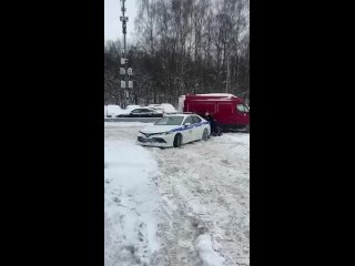 В Путилково коммунальщики пришли на помощь сотрудникам полиции, которые выталкивали служебный автомобиль из сугроба.
