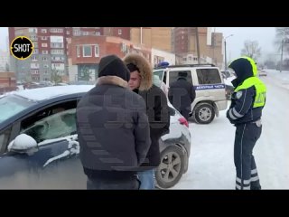 Полицейского “прокатили“ на двери авто в Уфе. Сотрудник пытался остановить преступника и держался всеми силами
