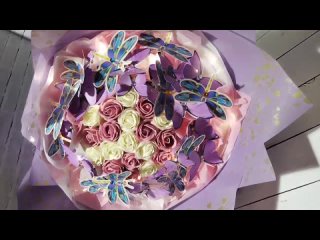 Сувенирный букет из пенных роз с бабочками и стрекозами с подсветкой