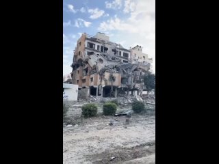Una jóven palestina muestra la magnitud de la destrucción tras bombardeos israelíes en zonas residenciales en la Franja de Gaza
