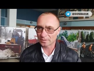 Донецкие дорожники ремонтируют улицы в перерывах межд