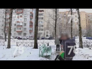 Банда_подростков_хулиганов_жестоко_избила_курьера_в_Московском_районе