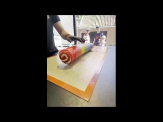 Залипательное видео, как делают карамельки в четыре руки.