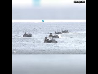 Морская пехота Японии в рамках учения 05JX на десантных машинах отработала задачи по штурму пляжа н