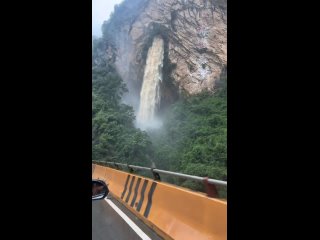 Величественный и мощный водопад Шенлонг