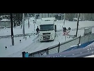 Эпичное столкновение поезда с огромным грузовиком случилось в Домодедово

Это произошло сегодня на тупиковой заводской ветке, г