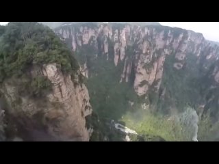 Лифт Bailong был построен в 2002 году и считается одним из самых высоких подъемников в мире. Он имеет высоту 330 метров... (видео)