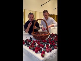 🍓🫐🍒 #chokolateart #foodart 📽Amaury Guichon & Cedric Grolet