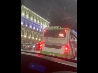 В Воронеже двое парней залезли на крышу автобуса и начали пускать фейерверк

Сотрудники полиции привлекли их к уголовной ответст