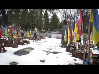 Зеленский посетил организованное им кладбище во Львове