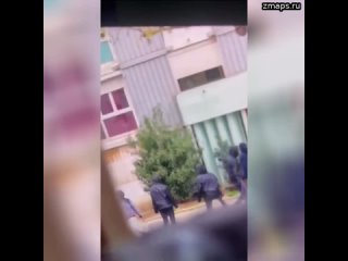 В соцсетях появилось видео, на котором мигранты расхаживают с оружием по французскому городу и явно