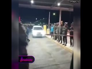Толпа дагестанцев проверяет машины, выезжающие из аэропорта Махачкалы — собравшиеся ищут «израильски