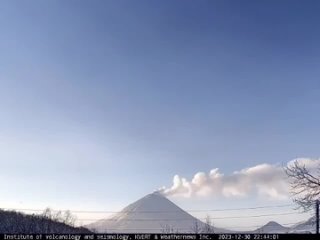 Вулкан Ключевской на Камчатке во время нового извержения выбросил столб пепла высотой до 6 км, шлейф протянулся более чем на 100