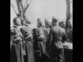 Император Николай II христосуется с солдатами и офицерами во время празднования