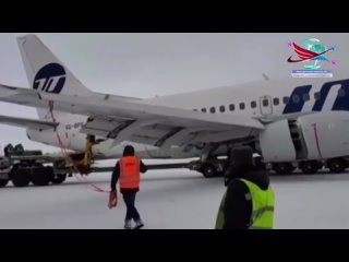 Совершивший аварийную посадку Boeing 737 убрали с ВПП в аэропорту Усинска