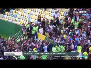 Футбольный матч сборных Аргентины и Бразилии на бразильском стадионе “Маракана“ задержали на полчаса из-за драки. В соцсетях пуб
