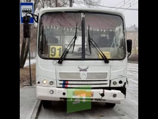 В Челябинске маршрутка влетела в остановку общественного транспорта