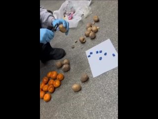 Мужчина из Красноярска прятал наркотики в мандарины.