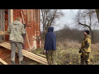 Закрепляем одну из дверей в храм защитными щитами.