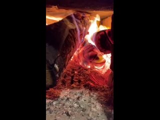 Видео Печь в избе резная и в печи огонь... Теплого и уютного вечера