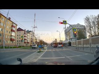 «А так можно было?»: автобус в Южно-Сахалинске пролетел «зебру» на красный