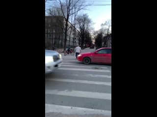 Вологжанин с топором идет по бульвару Пирогова
