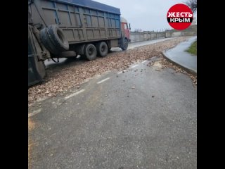 Симферополь, перекрёсток Ухтомского - Паровозная. Перевернулся грузовик с зерном.